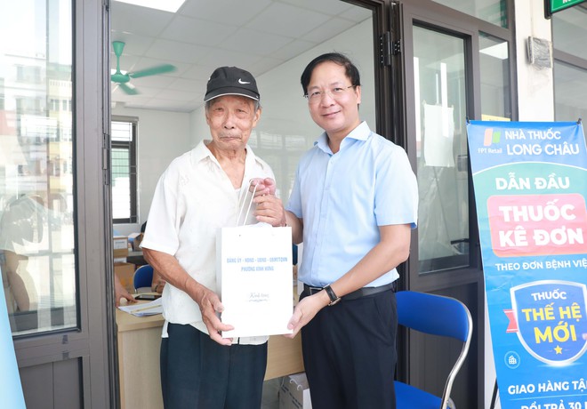 Phường Vĩnh Hưng: Khám bệnh, phát thuốc cho gần 500 người có công và người cao tuổi dịp Quốc khánh- Ảnh 7.