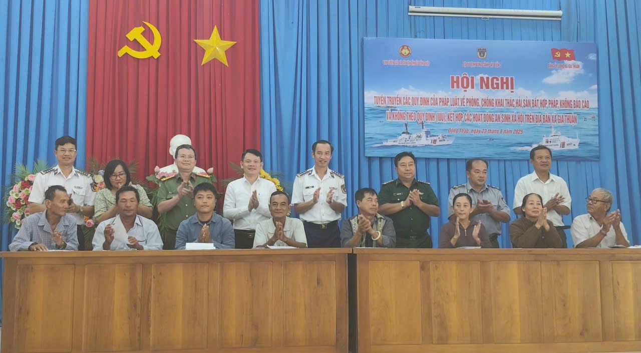 Cảnh sát biển trao cờ Tổ quốc và tặng quà cho ngư dân Đồng Tháp- Ảnh 9.