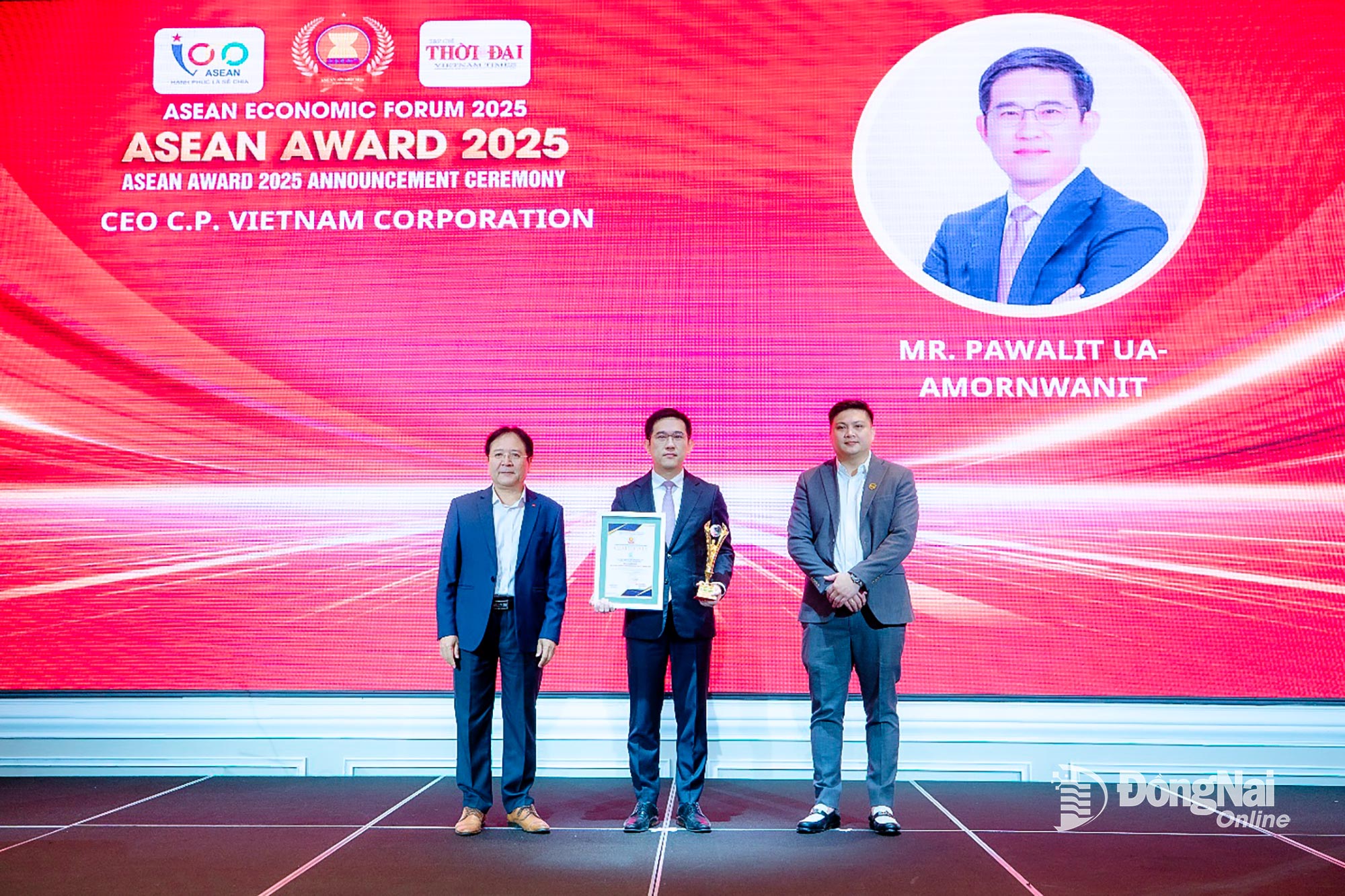 លោក Pawalit Ua-Amornwanit អគ្គនាយក C.P. វៀតណាម​មាន​កិត្តិយស​ដែល​បាន​ទទួល​ពាន​រង្វាន់ “មេដឹកនាំ​ឆ្នើម​អាស៊ាន​ឆ្នាំ ២០២៥”។