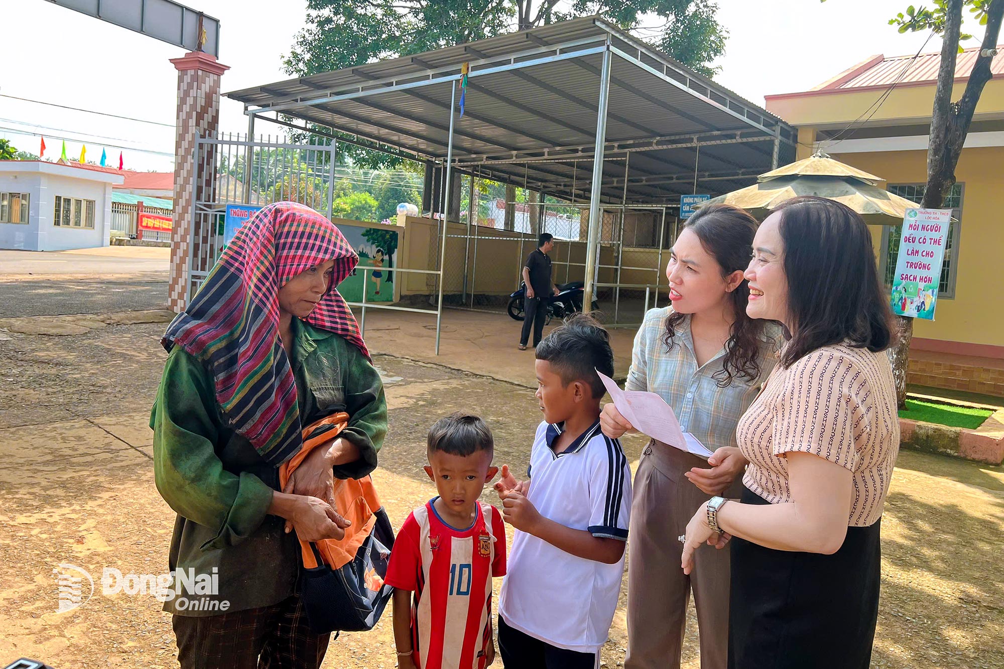 ที่โรงเรียนมัธยมศึกษา Loc Hoa ตำบล Loc Thanh ควบคู่ไปกับการสอน ครูของโรงเรียนต่างๆ ยังดำเนินงานอย่างแข็งขันในการระดมนักเรียนให้มาเข้าชั้นเรียน ภาพ: Thanh Thao