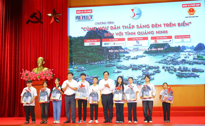 Cùng ngư dân thắp sáng đèn trên biển Quảng Ninh: Chương trình ý nghĩa cho bà con - Ảnh 1.