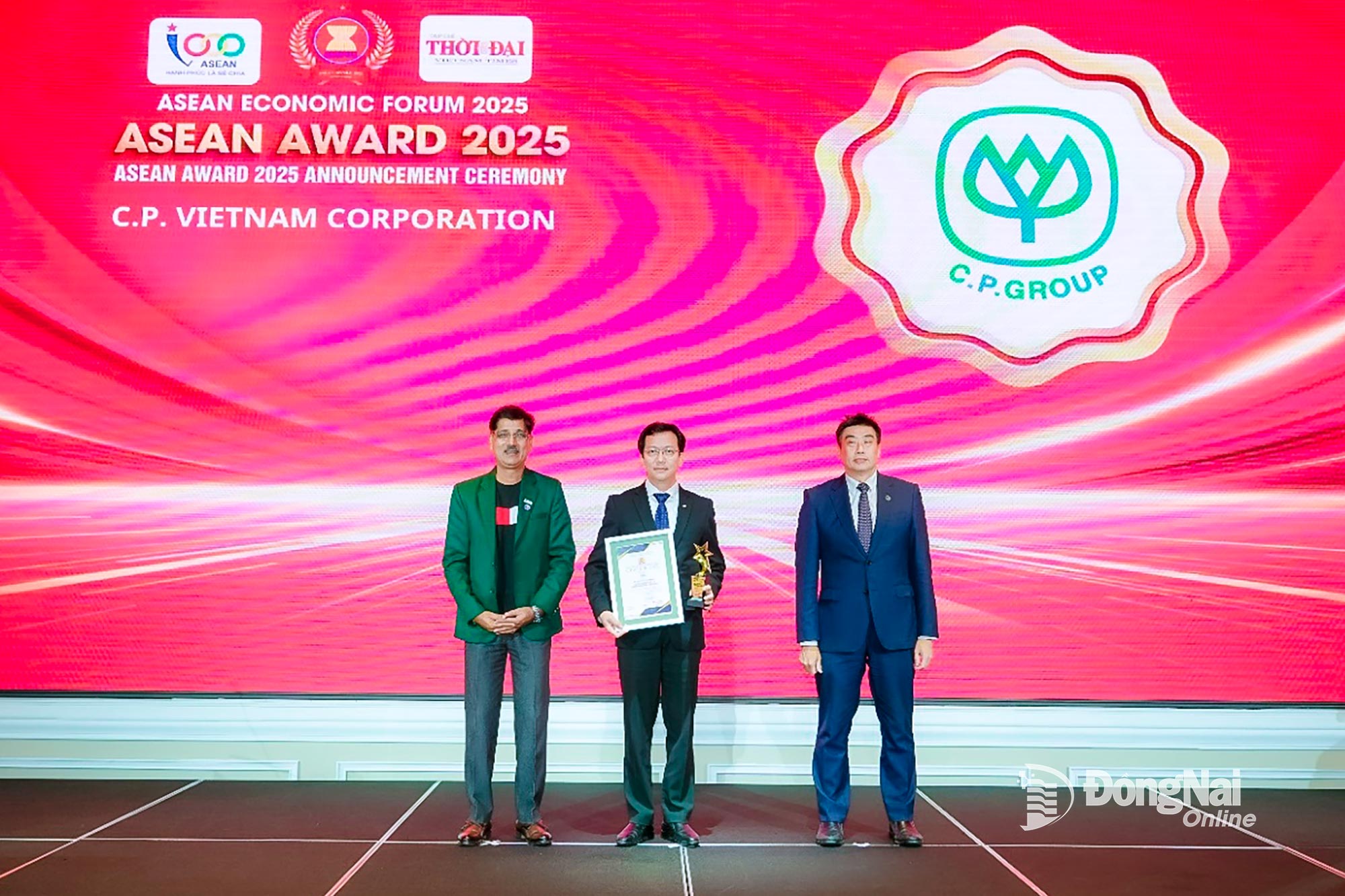 លោក Vu Anh Tuan អគ្គនាយករងជាន់ខ្ពស់ C.P. ក្រុមហ៊ុនភាគហ៊ុនរួមបសុសត្វវៀតណាមទទួលបានពានរង្វាន់ “ម៉ាកសញ្ញាកំណើនបៃតងកំពូលទាំង១០របស់អាស៊ាន”