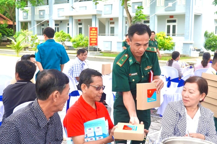 Ấm áp hình ảnh bộ đội ăn sáng cùng ngư dân tại xã Long Hải, TP HCM - Ảnh 12.