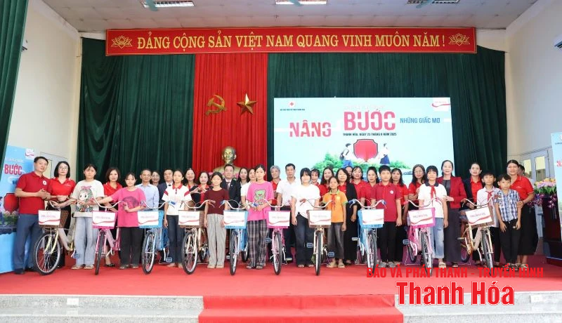 ប្រគល់កង់ចំនួន ៣២ ជូនដល់សិស្សានុសិស្សដែលឆ្លងកាត់ការលំបាក និងស្ទូឌីយោនៅឃុំតុងសឺន