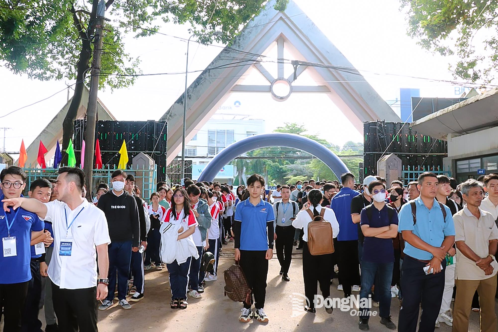 Học sinh, sinh viên các trường THPT, đại học đến sớm và đợi để vào tham gia sự kiện Ngày hội việc làm Cảng hàng không quốc tế Long Thành. Ảnh: Hải Yến