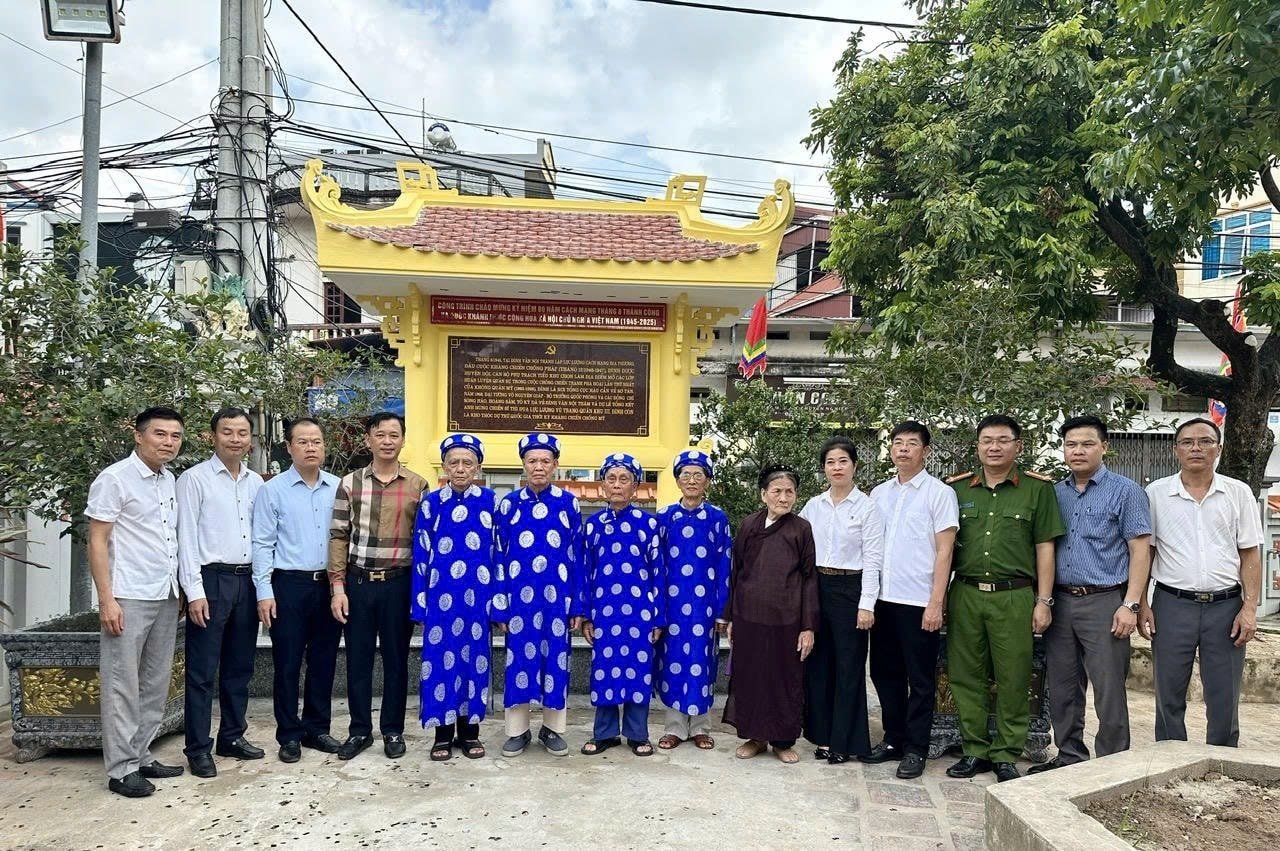 ថ្នាក់ដឹកនាំ និងតំណាងប្រជាជនវួដ Phu Luong បានថតរូបអនុស្សាវរីយ៍ក្នុងពិធីនេះ។ រូបថត៖ ភី