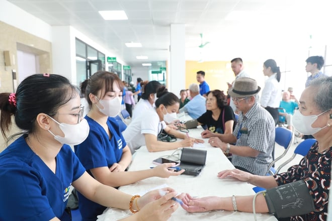 Phường Vĩnh Hưng: Khám bệnh, phát thuốc cho gần 500 người có công và người cao tuổi dịp Quốc khánh- Ảnh 10.