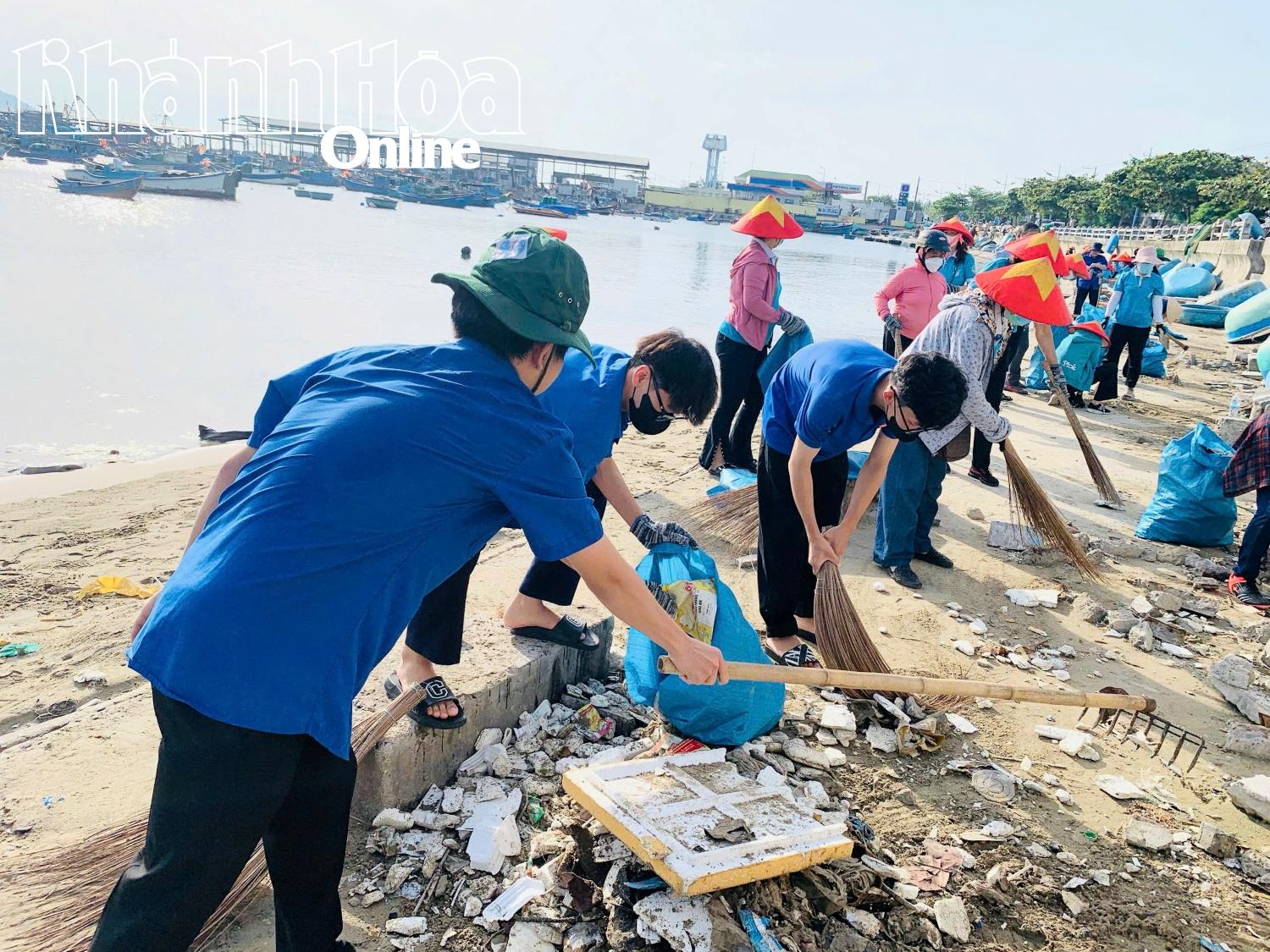 សមាជិក​សហជីព​បាន​សម្អាត​ឆ្នេរ​យ៉ាង​សកម្ម។