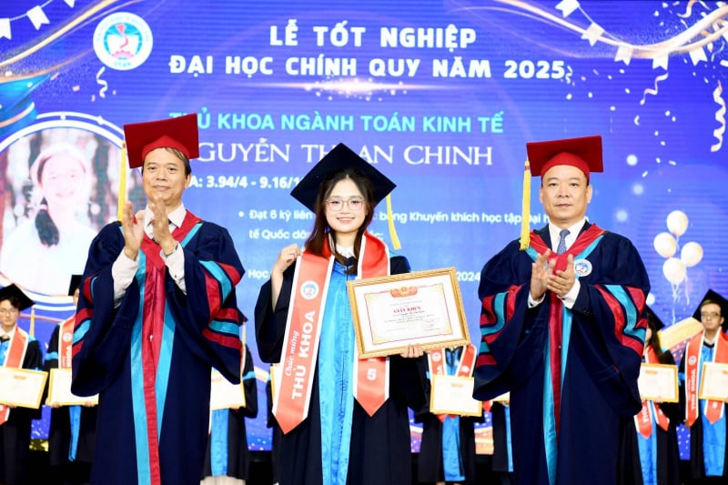 សាកលវិទ្យាល័យ​សេដ្ឋកិច្ច​ជាតិ​ផ្តល់​សញ្ញាបត្រ​ដល់​និស្សិត​ទើប​បញ្ចប់​ការ​សិក្សា​ថ្មី​ចំនួន ៤.៦១២​នាក់ -០