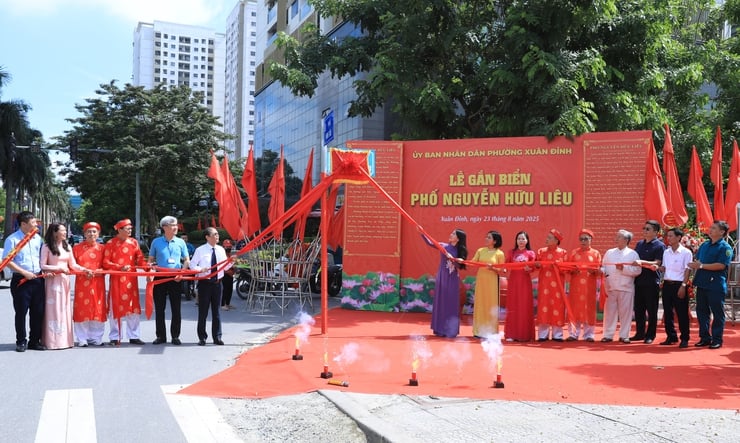 Phường Xuân Đỉnh gắn biển tên phố Nguyễn Hữu Liêu và Doãn Khuê- Ảnh 3.