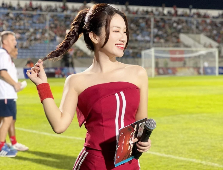 MC Linh Nang's everyday beauty makes fans "ecstatic"