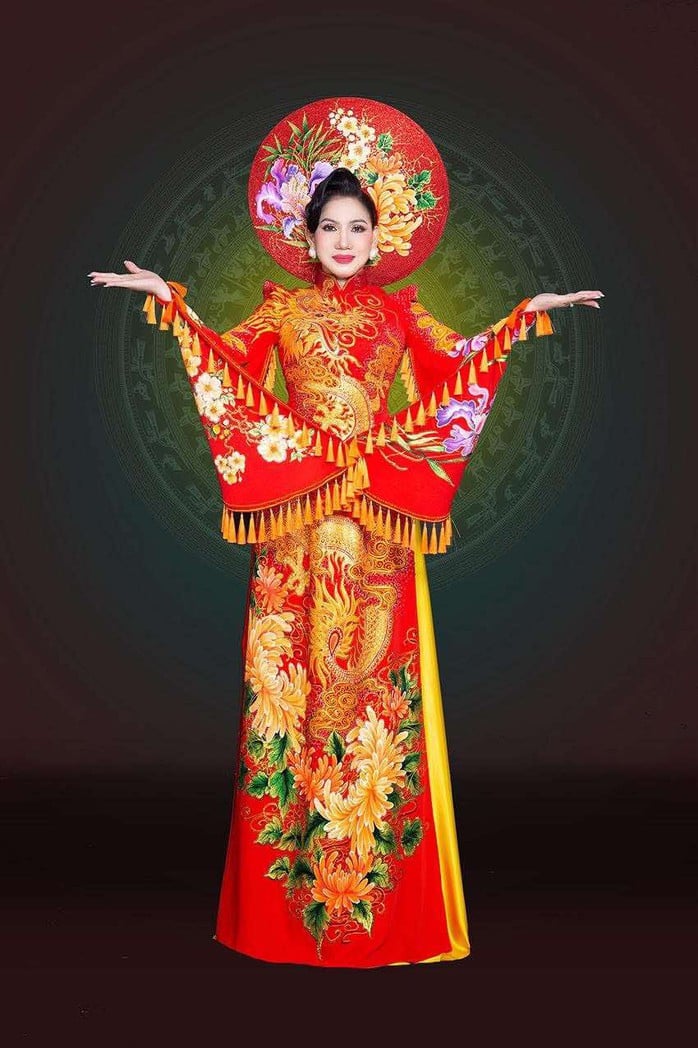NSND Phượng Loan rực rỡ trong bộ sưu tập áo dài 