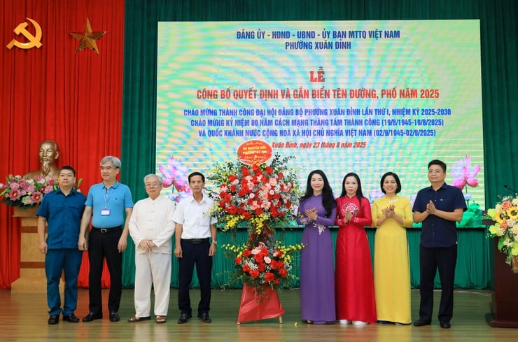 Phường Xuân Đỉnh gắn biển tên phố Nguyễn Hữu Liêu và Doãn Khuê- Ảnh 1.
