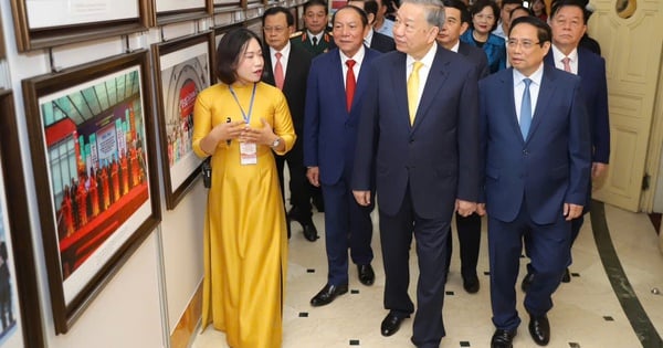 Le secrétaire général To Lam et le Premier ministre Pham Minh Chinh assistent au 80e anniversaire de la Journée traditionnelle du secteur culturel