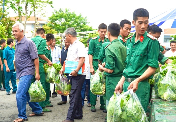 Ấm áp hình ảnh bộ đội ăn sáng cùng ngư dân tại xã Long Hải, TP HCM - Ảnh 14.