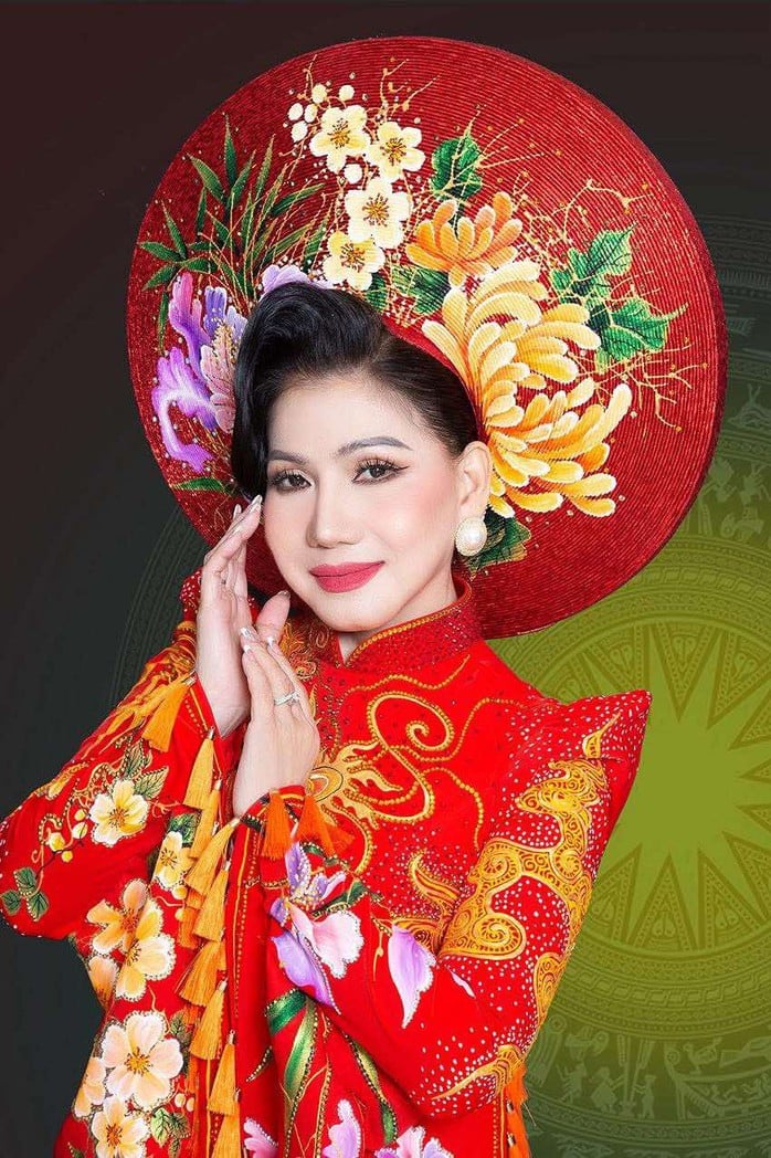 NSND Phượng Loan rực rỡ trong bộ sưu tập áo dài 