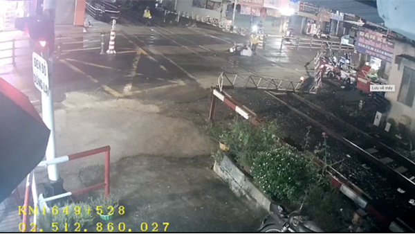 Two female workers saved a young man who crashed his motorbike into a crossroads
