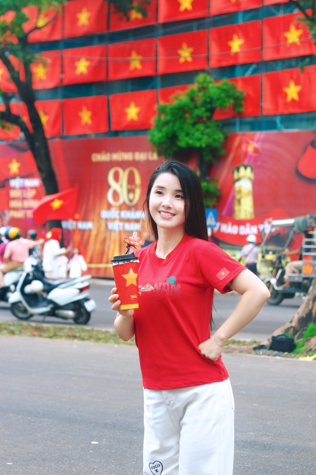 Toà Hàm cá mập rực rỡ cờ đỏ sao vàng thành điểm check-in gây sốt dịp 2/9 - 3