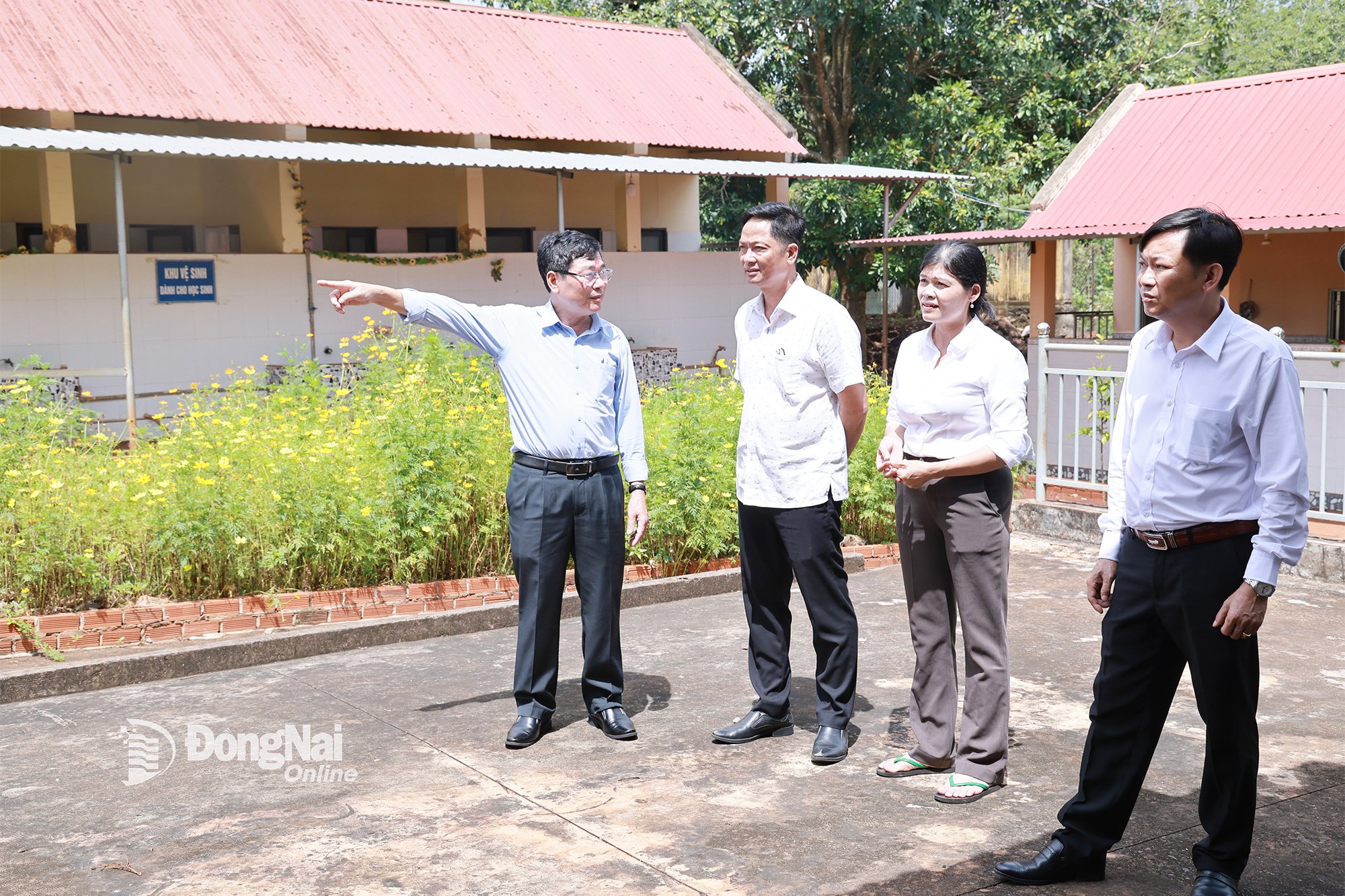 ក្រុមការងាររបស់មន្ទីរអប់រំ និងបណ្តុះបណ្តាល បានចុះពិនិត្យសម្ភារៈបរិក្ខាររបស់សាលាចំនួន ៣៦ ក្នុងឃុំព្រំដែនចំនួន ៨ ដើម្បីត្រៀមសម្រាប់ឆ្នាំសិក្សាថ្មី និងគ្រោងជួសជុល និងកែលម្អសាលារៀន។ រូបថត៖ Cong Nghia