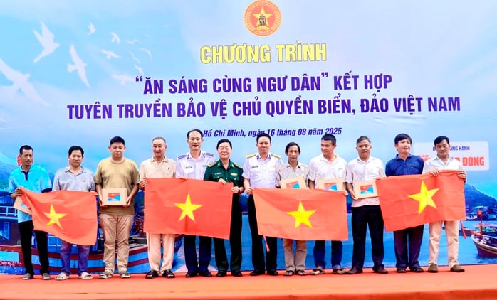 Ấm áp hình ảnh bộ đội ăn sáng cùng ngư dân tại xã Long Hải, TP HCM - Ảnh 7.