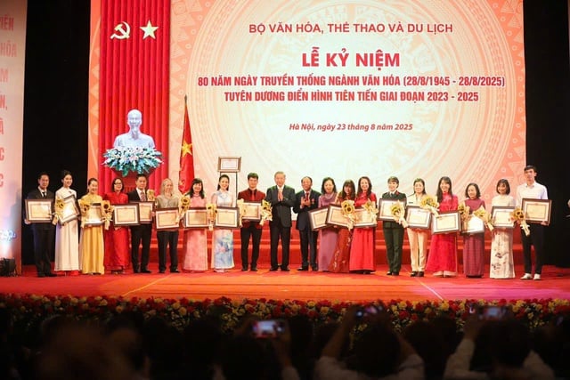 Hòa Minzy, đạo diễn Lý Hải, NSND Xuân Bắc nhận bằng khen của Bộ VH-TT-DL- Ảnh 2.