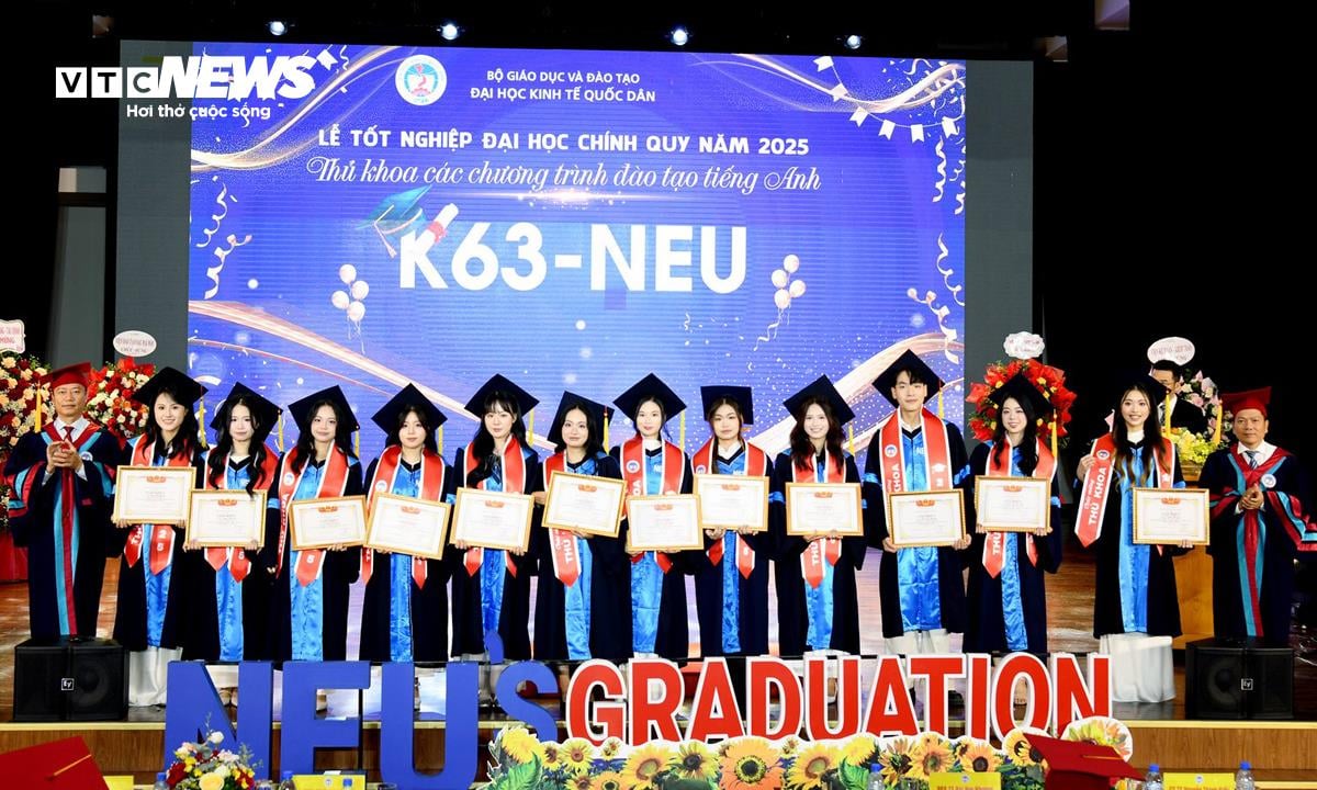 ក្នុងពិធីប្រគល់សញ្ញាបត្រ សាកលវិទ្យាល័យសេដ្ឋកិច្ចជាតិ បានផ្តល់កិត្តិយសដល់និស្សិតឆ្នើម និងផ្តល់អាហារូបករណ៍ថ្នាក់អនុបណ្ឌិត ដល់និស្សិតឆ្នើម។
