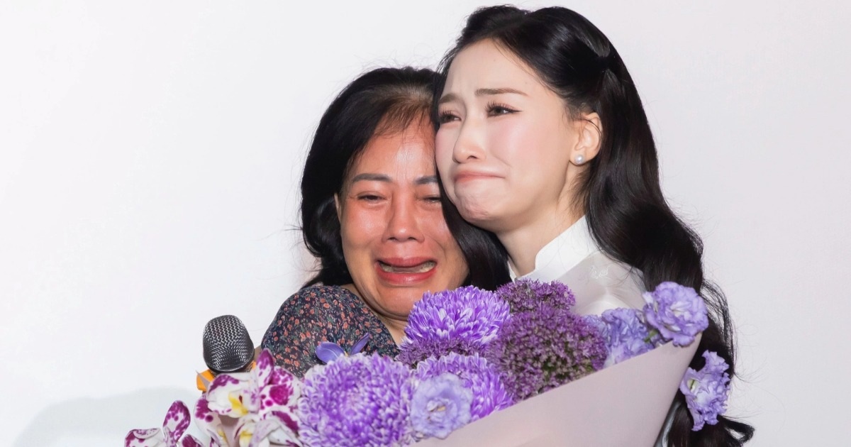 Nhạc sĩ Nguyễn Văn Chung hé lộ Hòa Minzy khóc liên tục trong phòng thu
