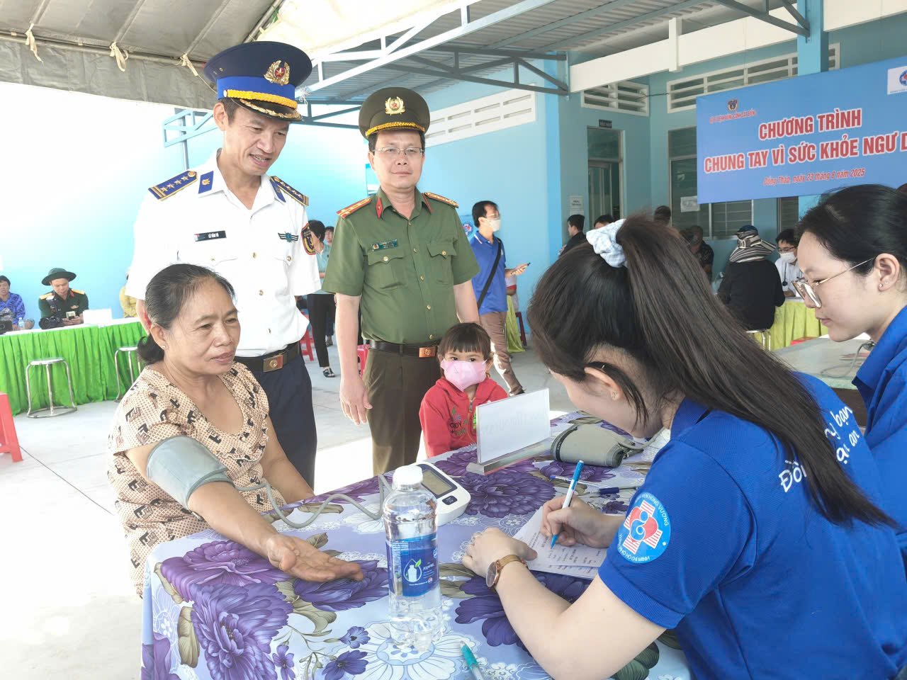 Cảnh sát biển trao cờ Tổ quốc và tặng quà cho ngư dân Đồng Tháp- Ảnh 19.