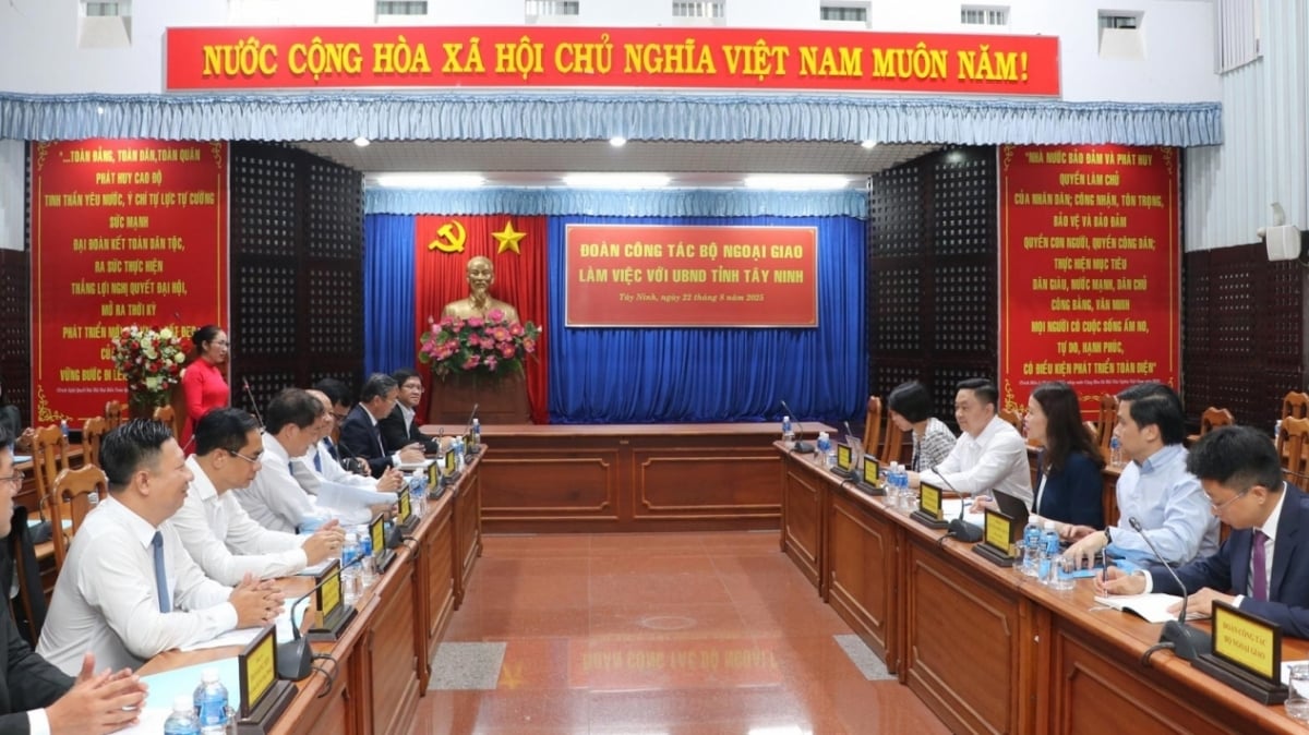 The Ministry of Foreign Affairs delegation worked with Tay Ninh province on local foreign affairs.
