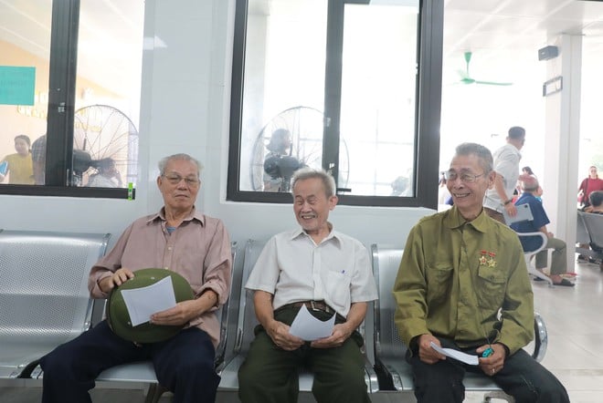 Phường Vĩnh Hưng: Khám bệnh, phát thuốc cho gần 500 người có công và người cao tuổi dịp Quốc khánh- Ảnh 13.