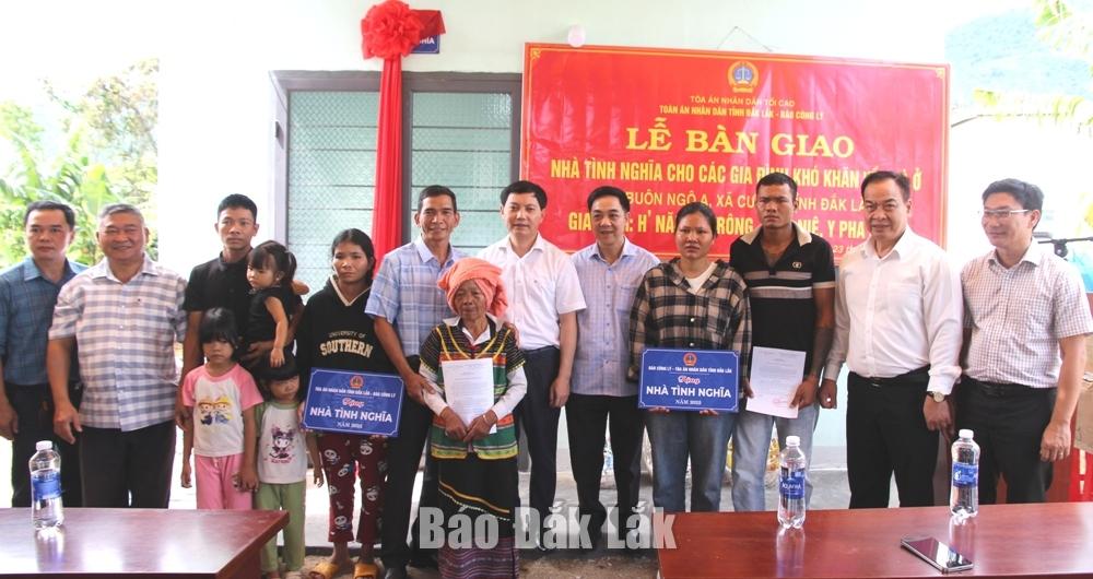 ថ្នាក់​ដឹក​នាំ​គ្រួសារ​ជូន​អំណោយ​ដល់​ក្រុម​គ្រួសារ។