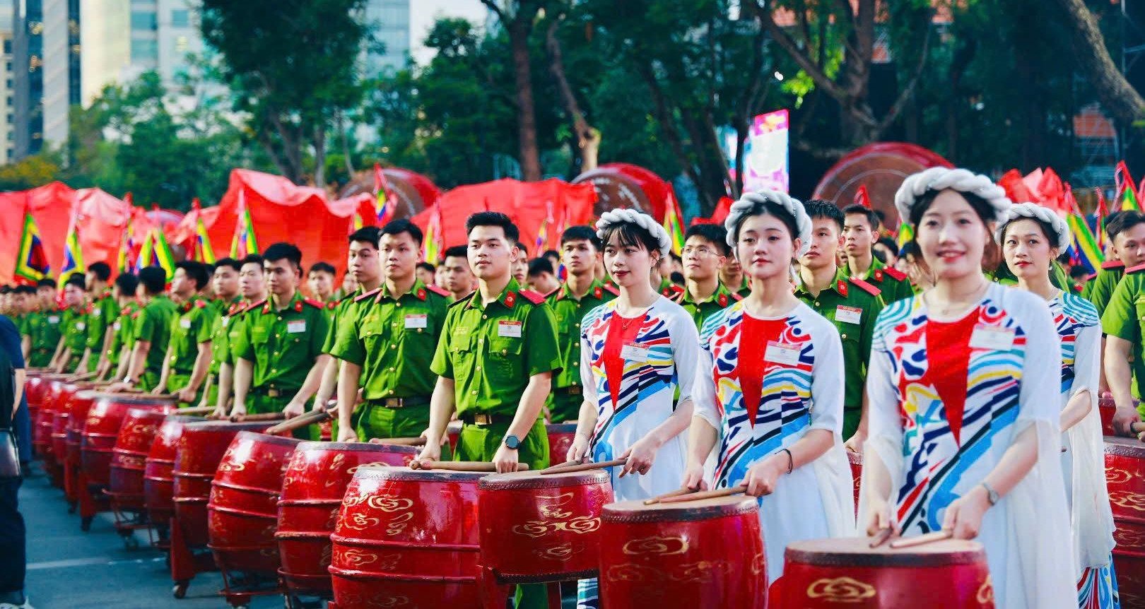 ពិន្ទុគោលខ្ពស់បំផុតនៃបណ្ឌិត្យសភានគរបាលប្រជាជនគឺ 26.01 ។