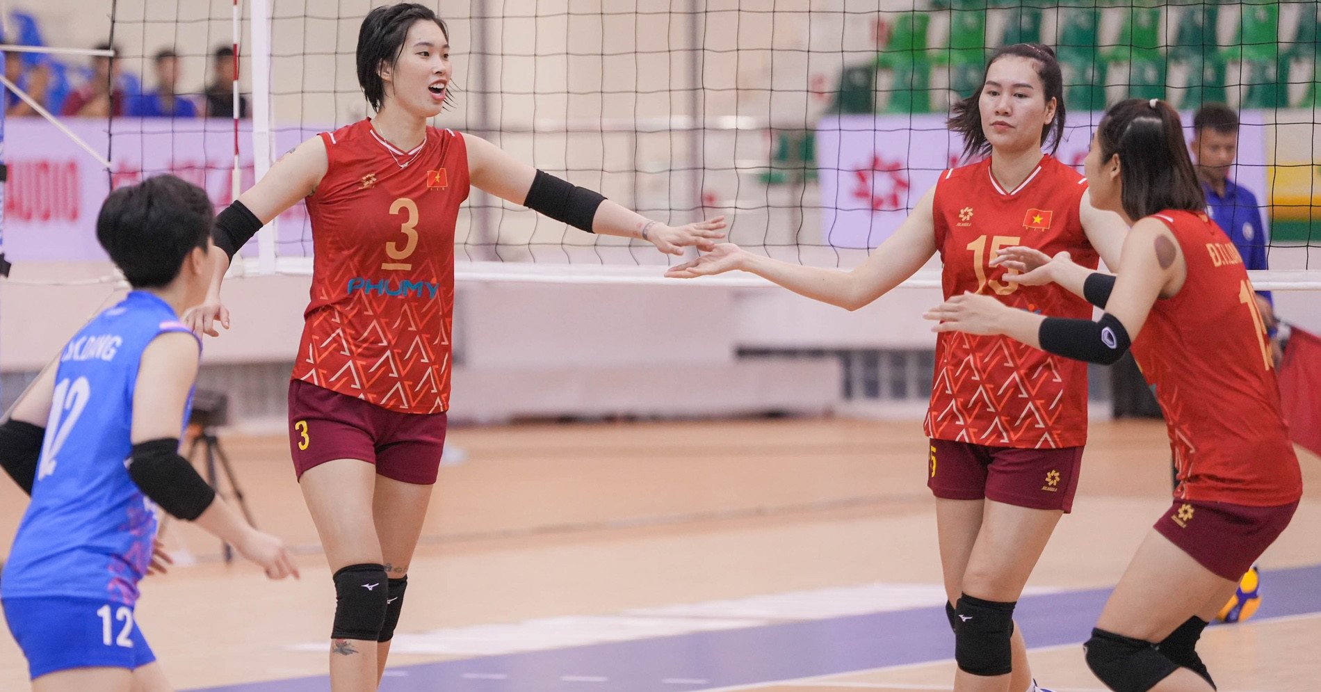 ក្រុម​បាល់ទះ​នារី​វៀតណាម​បាន​យក​ឈ្នះ​ក្រុម​ចំណាត់​ថ្នាក់​លេខ​៣​ពិភពលោក​ក្នុង​១​សិត
