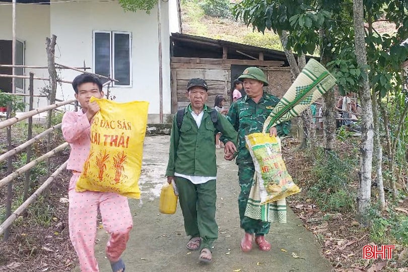 Được chính quyền địa phương, bộ đội biên phòng và các tổ chức chính trị - xã hội kêu gọi, tuyên truyền, các hộ dân đồng ý và khẩn trương phối hợp di chuyển về nơi an toàn hơn.
