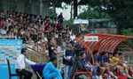 Os fãs lotaram o Estádio Long An por causa de Nguyen Hoang Duc e Dang Van Lam.