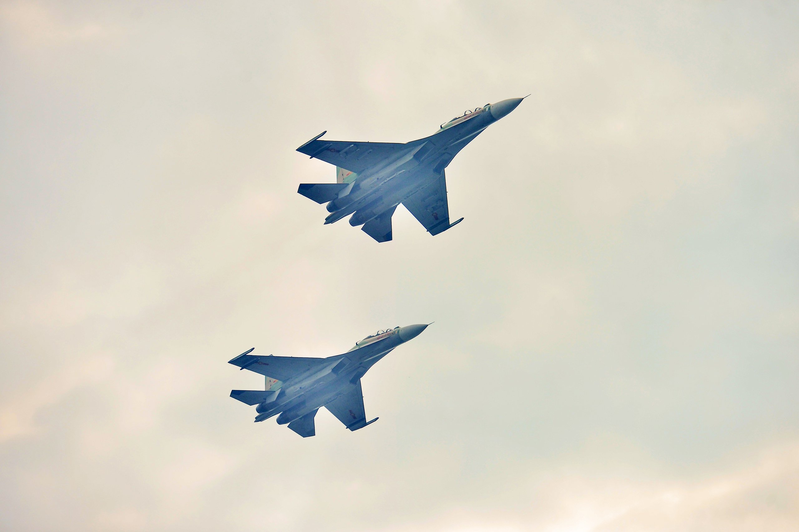 'King Cobra' Su-30MK2 performs somersaults on Ba Dinh Square