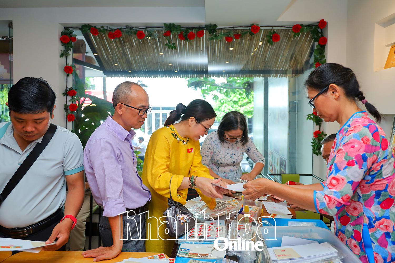 Philatelists ទាក់ទងសង្គម និងរៀនអំពីតែម និងទំនិញប្រៃសណីយ៍។