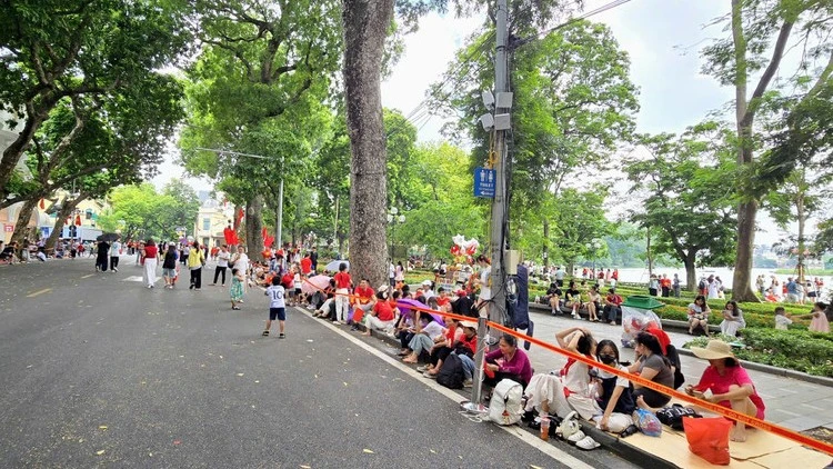 수도에 있는 사람들은 두 번째 훈련 세션을 지켜보기 위해 열렬히 기다리고 있다.