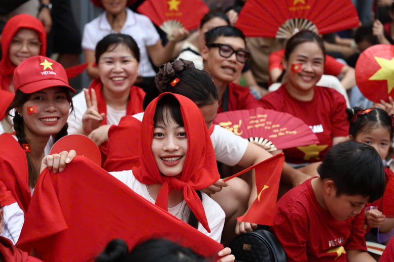 Người dân phấn khởi, háo hức chờ đợi buổi tổng hợp luyện lần 2 A80- Ảnh 2.