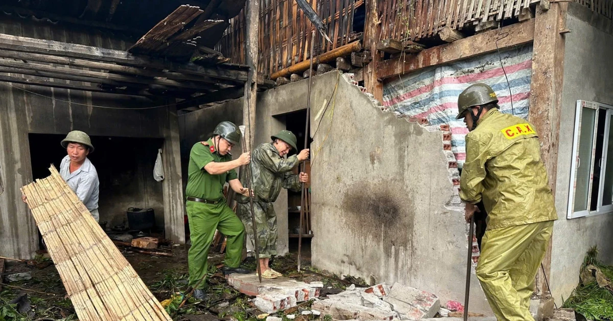 La police de la commune de Muong Bo a secouru d'urgence des personnes et réparé l'effondrement du mur causé par la chute d'un arbre.