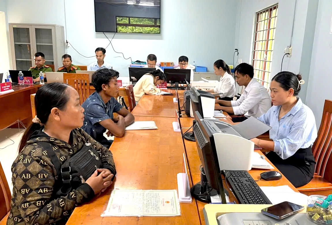 ប្រជា​ពលរដ្ឋ​ធ្វើ​នីតិវិធី​រដ្ឋបាល​នៅ​ឃុំ​ដាក្រង - រូបភាព៖ L.T