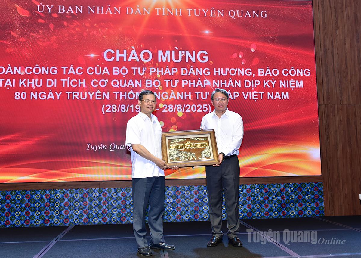 Bộ Tư pháp tặng bức tranh lưu niệm cho tỉnh Tuyên Quang.