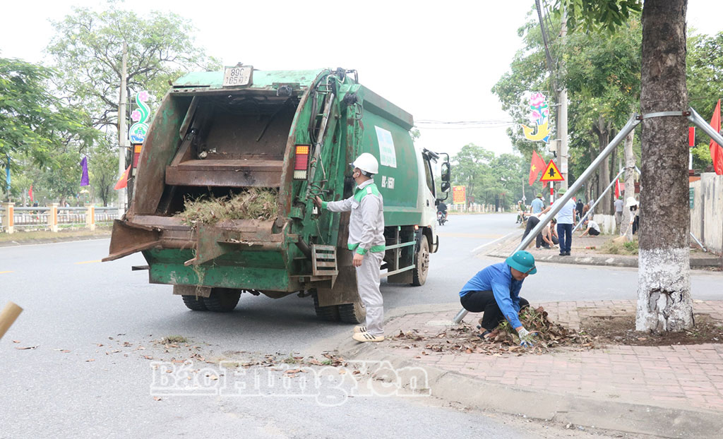 Fuerzas de saneamiento ambiental en la carretera principal de la comuna. Foto: Van Anh