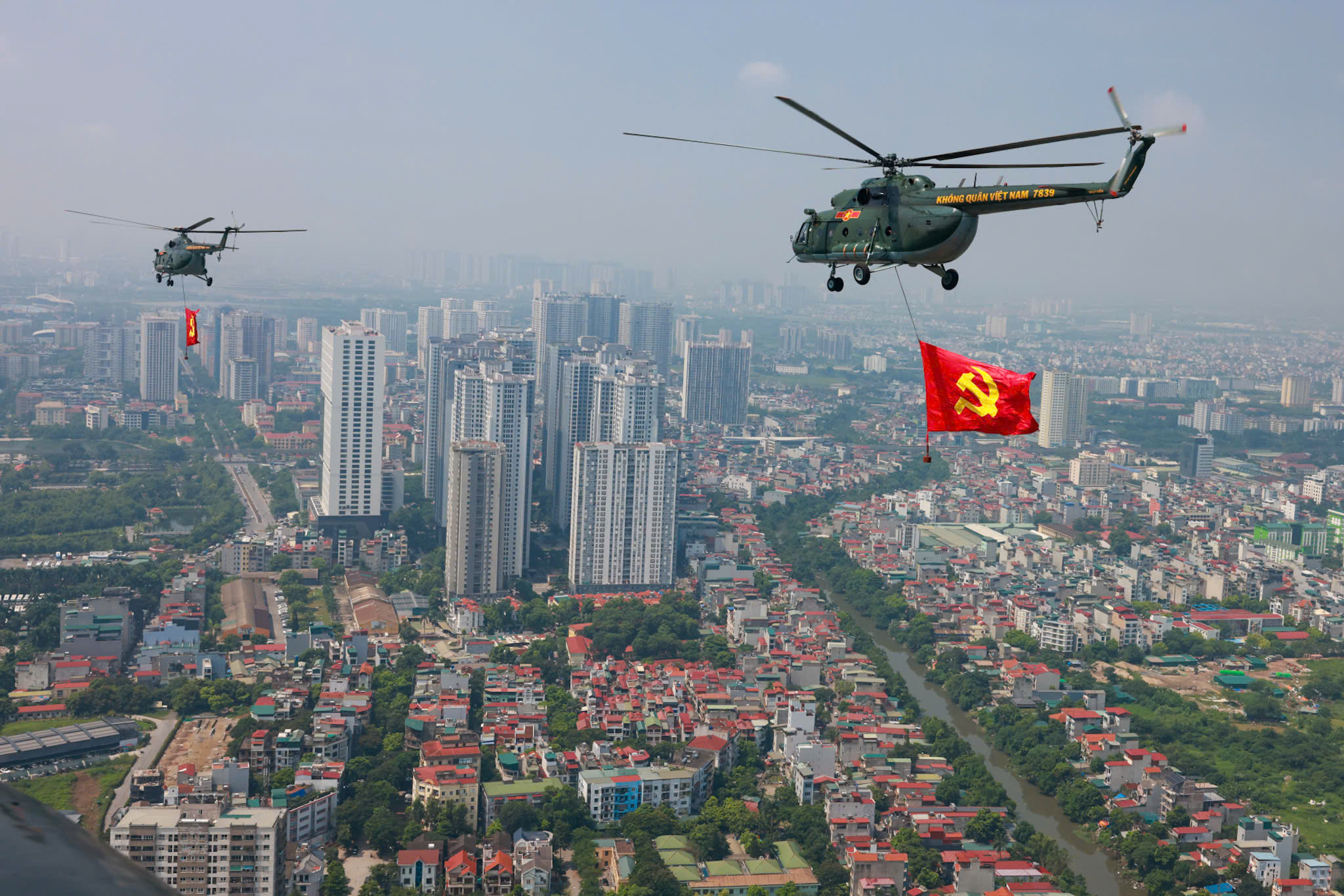 Trực thăng quân sự treo cờ bay diễu binh vào trung tâm Hà Nội- Ảnh 13.