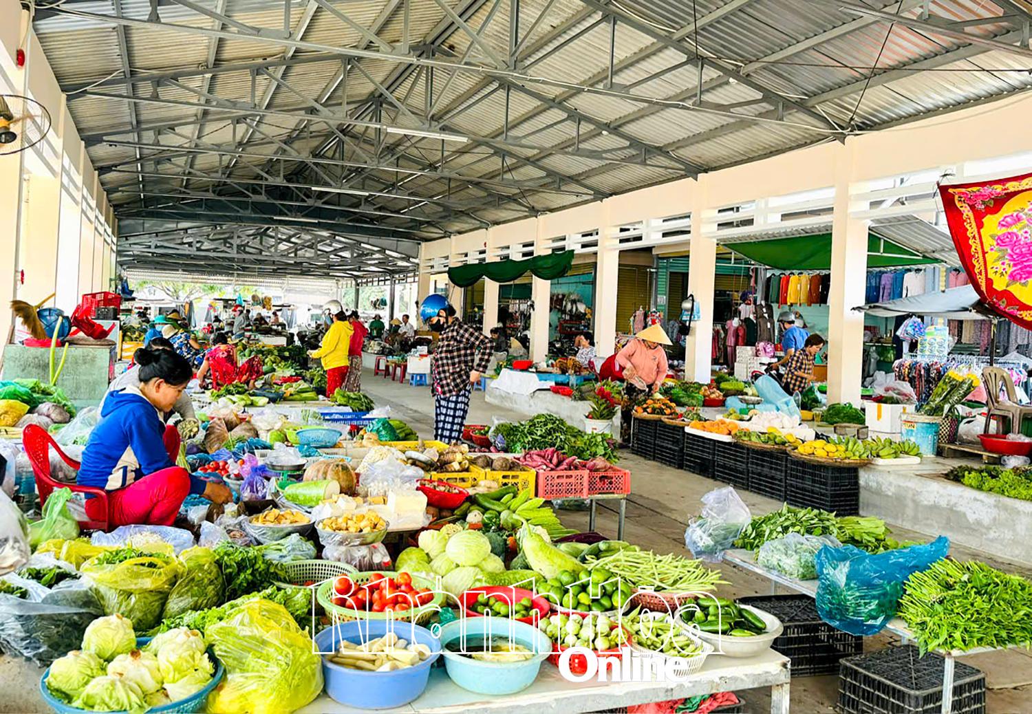 Hoạt động kinh doanh tại chợ Diên An (xã Diên Khánh).