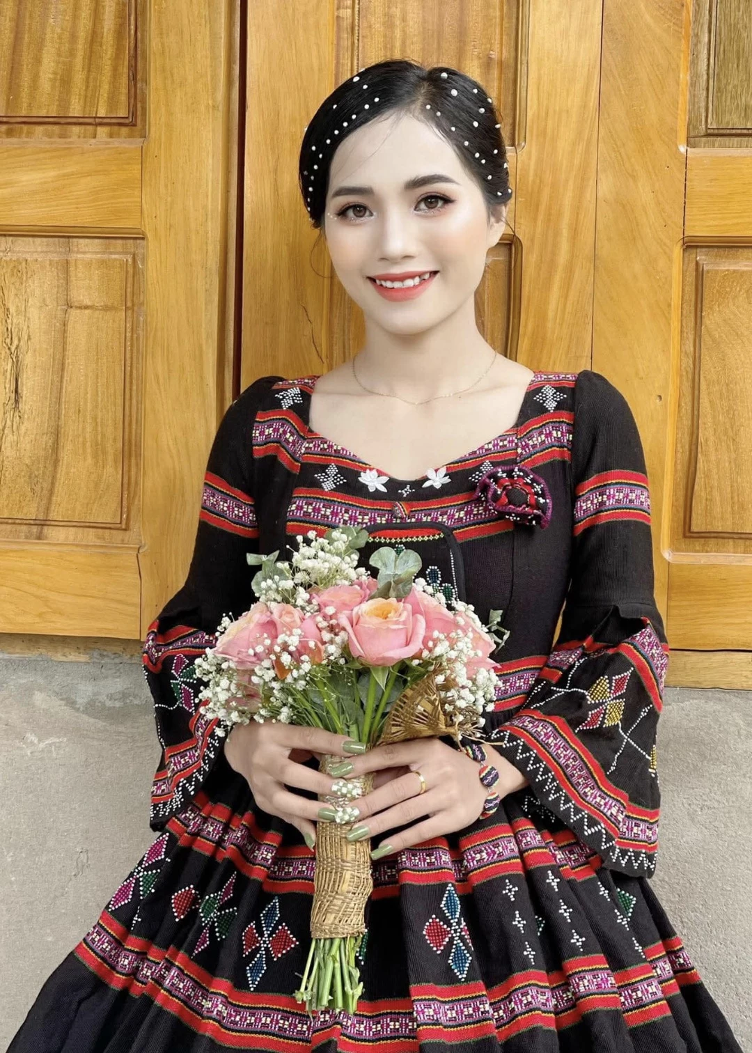 កូនក្រមុំ​ក្នុង​ឈុត​អាពាហ៍ពិពាហ៍​ទំនើប​លើ​ក្រណាត់​អំបោះ និង​អត្តសញ្ញាណ​ជនជាតិ​ប៉ា​កូ - រូបថត៖ K.S