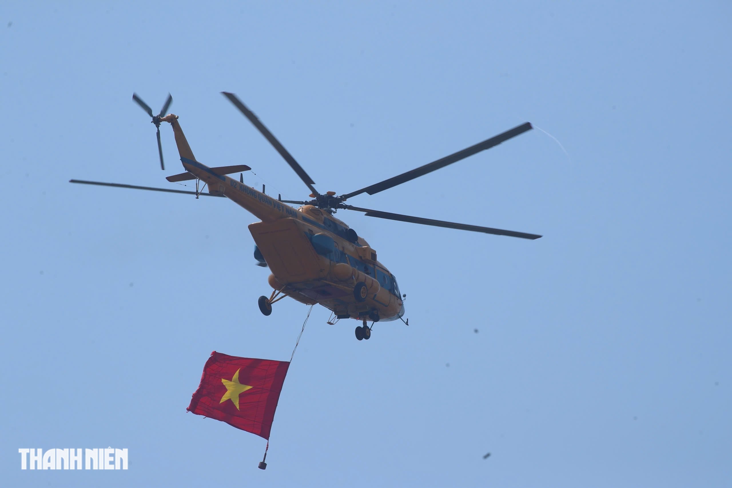 ប្រជាជនត្រូវបានរំកិលទៅមើលដោយភ្នែកផ្ទាល់នូវឧទ្ធម្ភាគចក្រលើកទង់ជាតិនៅលើមេឃនៃទីក្រុងហាណូយ - រូបថត ៦.
