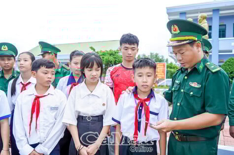 มอบทุนการศึกษา 10 ทุน และบัตรประกันสุขภาพ 40 ใบ ให้กับนักเรียนด้อยโอกาส
