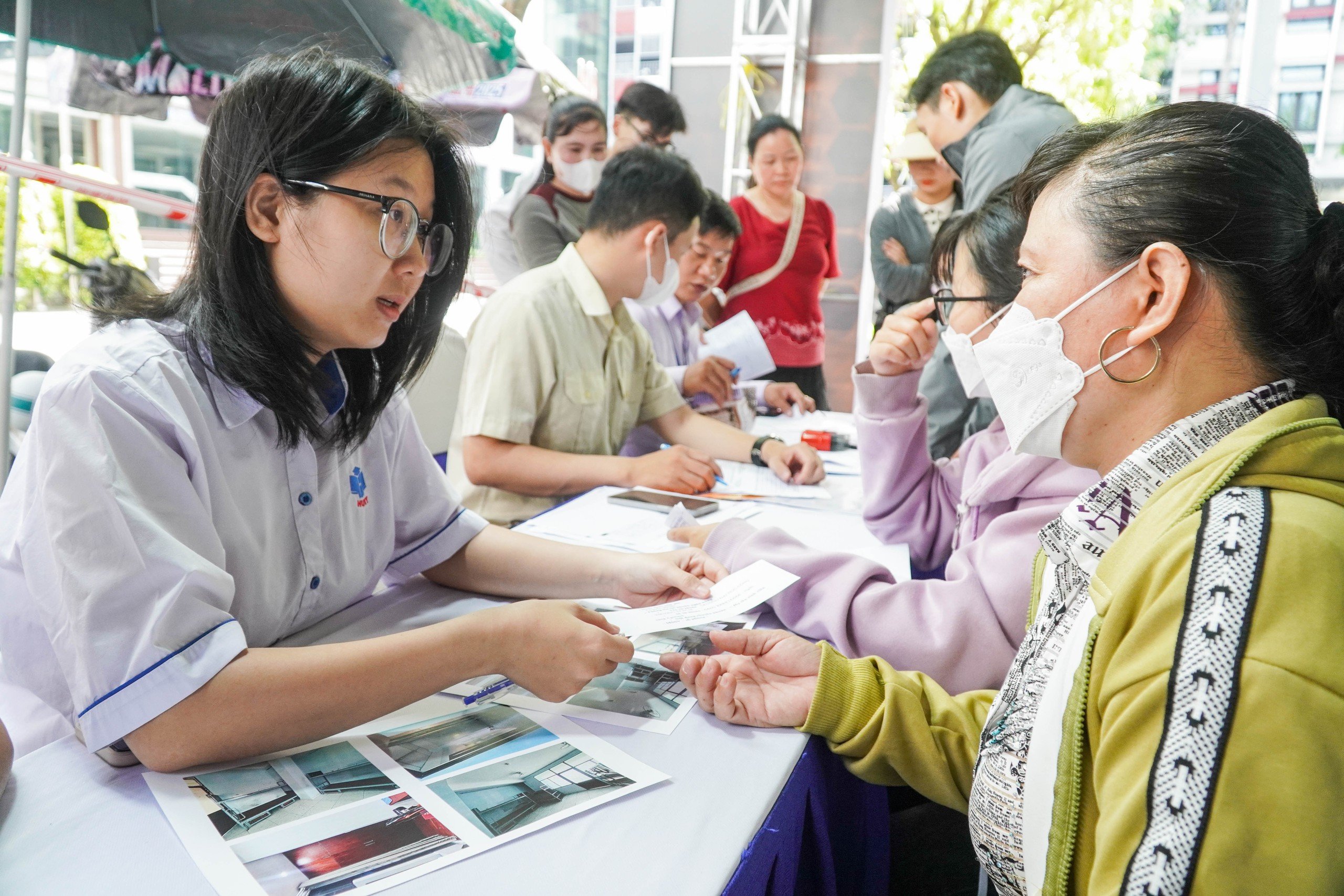 Bất ngờ hình ảnh ngày đầu làm thủ tục nhập học tại Trường ĐH Công thương TP HCM - Ảnh 7.