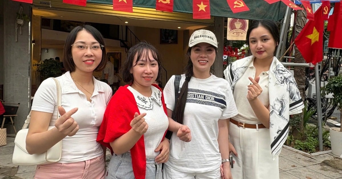 ハノイの店はパレードを見るために人でいっぱいになり、客は席を確保するために何時間も列をなした。